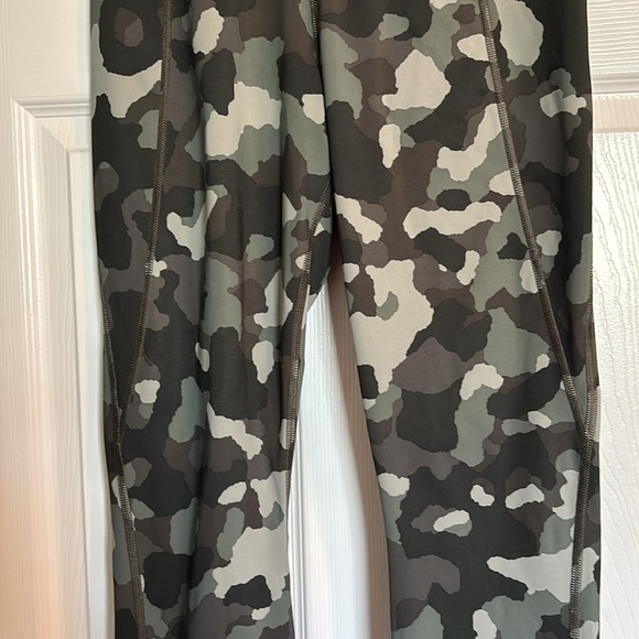 Athleta Lightning women’s green camo 7/8 leggings size medium - Picture 2 of 11